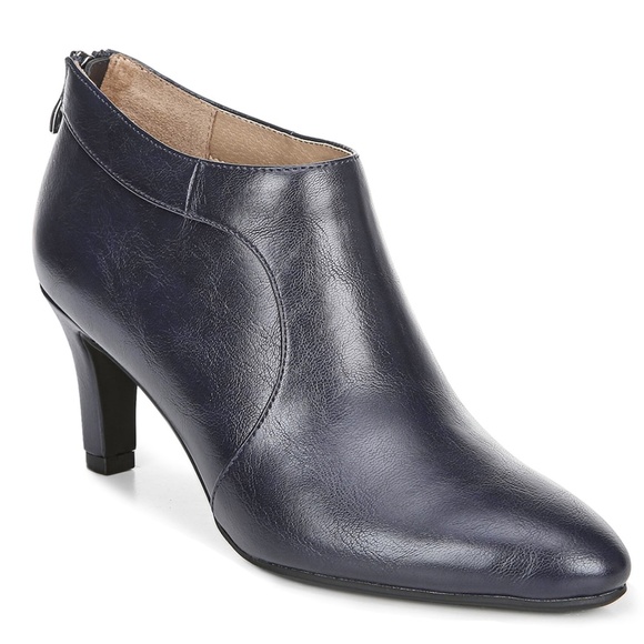 navy blue pointed toe shoes
